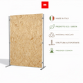 Pannello espositivo autoportante in OSB naturale, struttura metallica con piedi rettangolari, design sostenibile Made in Italy, superficie robusta e materica ideale per mostre e showroom
