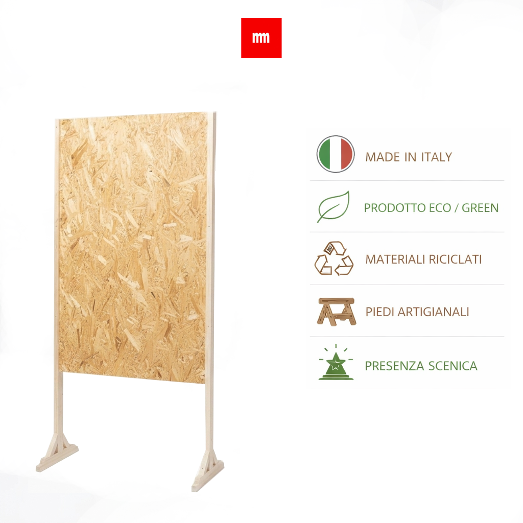 Pannello espositivo autoportante in legno OSB con venature a vista e struttura in legno chiaro, design artigianale italiano. Ideale per appendere quadri e opere.