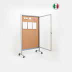 Bacheca mobile su ruote con fondo in sughero o tessuto per comunicazione interna ufficiale.
