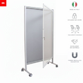 Pannello magnetico mobile con fondo metallico, porta trasparente e ruote, perfetto per ambienti professionali, produzione italiana.