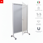 Pannello magnetico mobile con fondo metallico, porta trasparente e ruote, perfetto per ambienti professionali, produzione italiana.