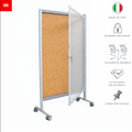 Bacheca mobile in sughero naturale con porta in vetro e ruote, chiusura sicura, design italiano, materiali di eccellenza. Per scuole, uffici, enti pubblici.