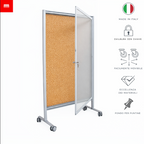 Bacheca mobile in sughero naturale con porta in vetro e ruote, chiusura sicura, design italiano, materiali di eccellenza. Per scuole, uffici, enti pubblici.